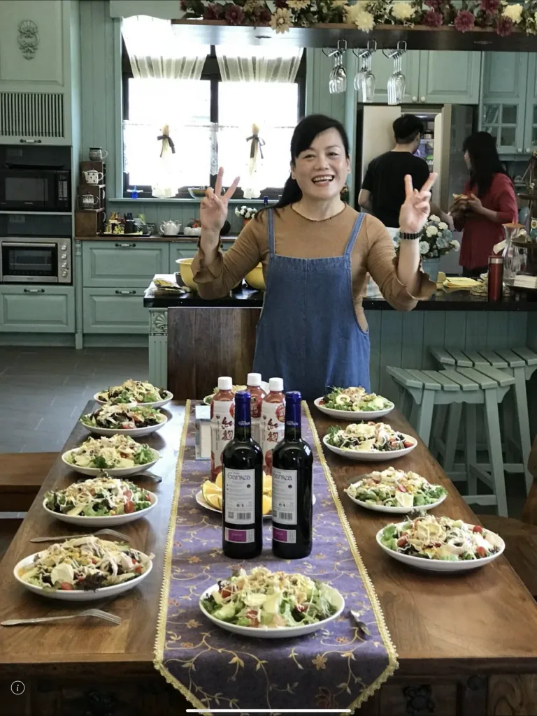 屋主在完工廚房中的料理與聚餐生活紀錄