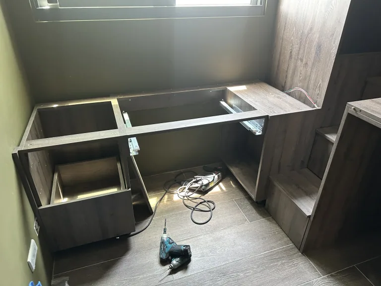施工紀錄:窗邊下層櫃體、抽拉單元與階梯同步定位。 女主人專屬空間下層櫃體與階梯施工紀錄