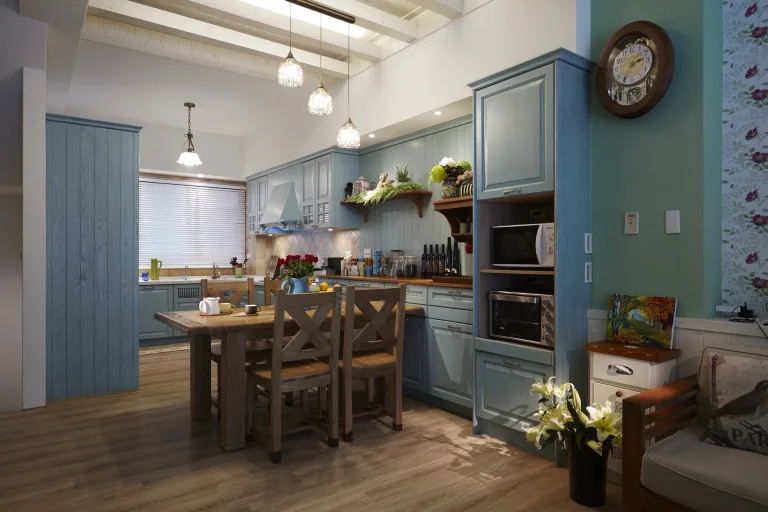 埔里鄉村風紅橡木實木門板 L 型廚房與餐桌