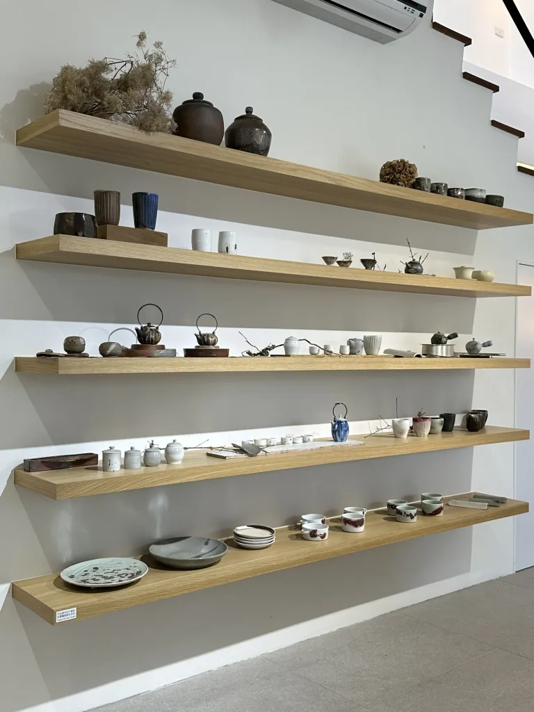 業主處理的長型開放層板與陶藝作品