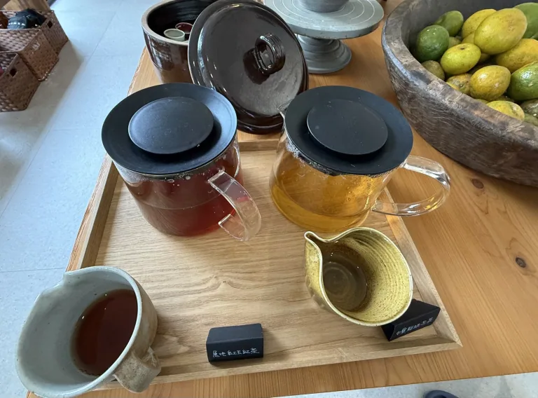 茶桌與木質茶水間共同構成野之光的日常空間