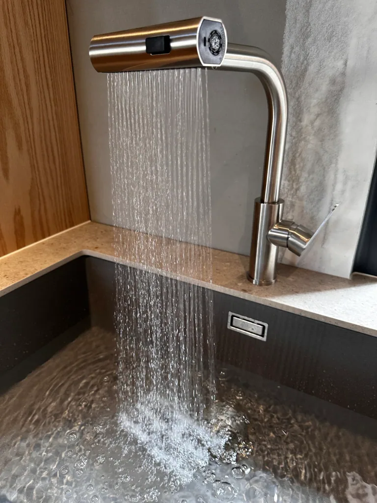 清水廚房靠窗水槽的水龍頭分散出水