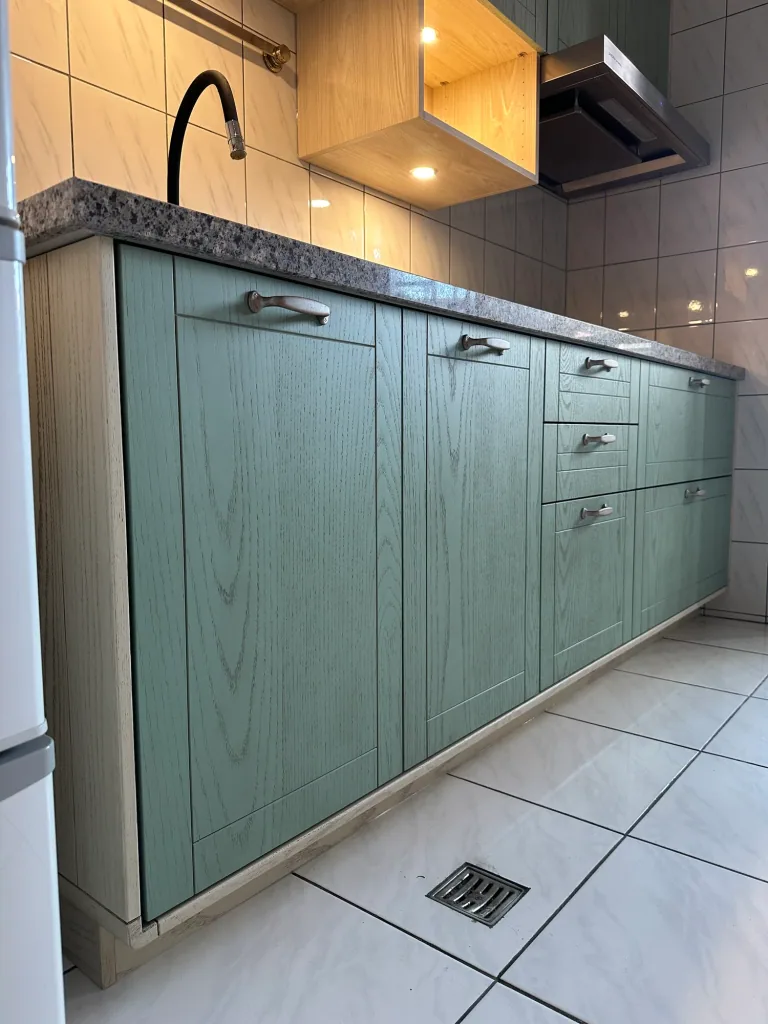 藍綠色框型門板與木質開放吊櫃的餐廚空間