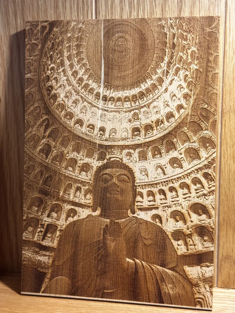 石窟佛像與環形佛龕雕刻在木板上的完成作品