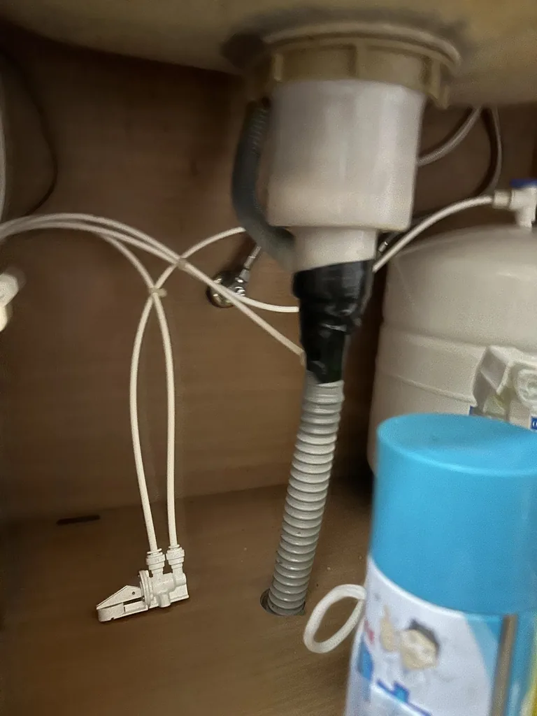 20 年舊廚水槽櫃內排水與電線問題