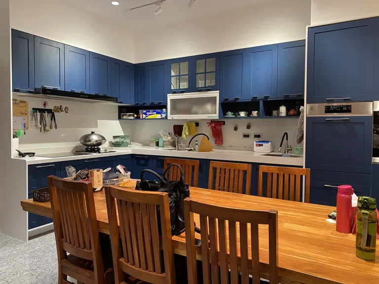藍色廚房與家庭餐桌的完成使用情境