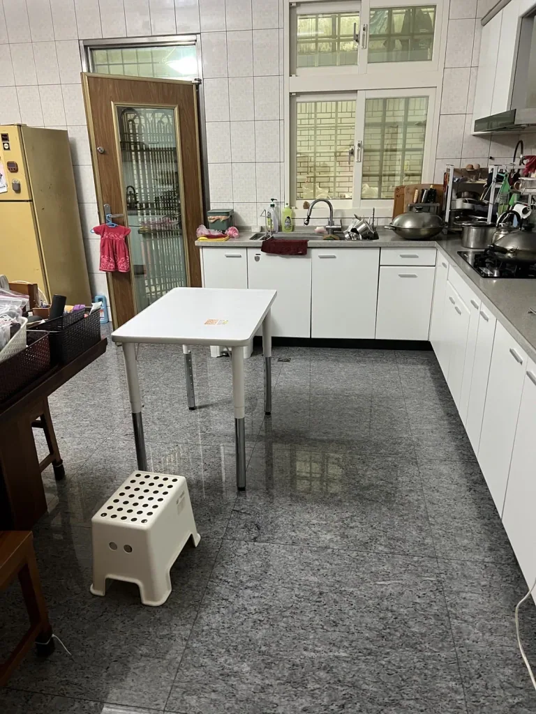 舊廚房翻新前的水槽與轉角工作動線 改造前白色廚房的水槽、轉角工作區與中央走道