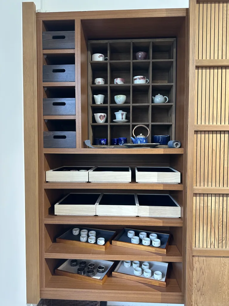 由業主處理的展示收納櫃內部