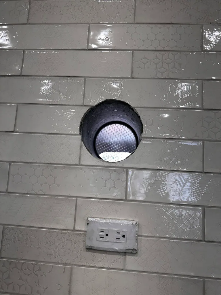 自地自建廚房磁磚牆上的排油煙風管孔與預留插座