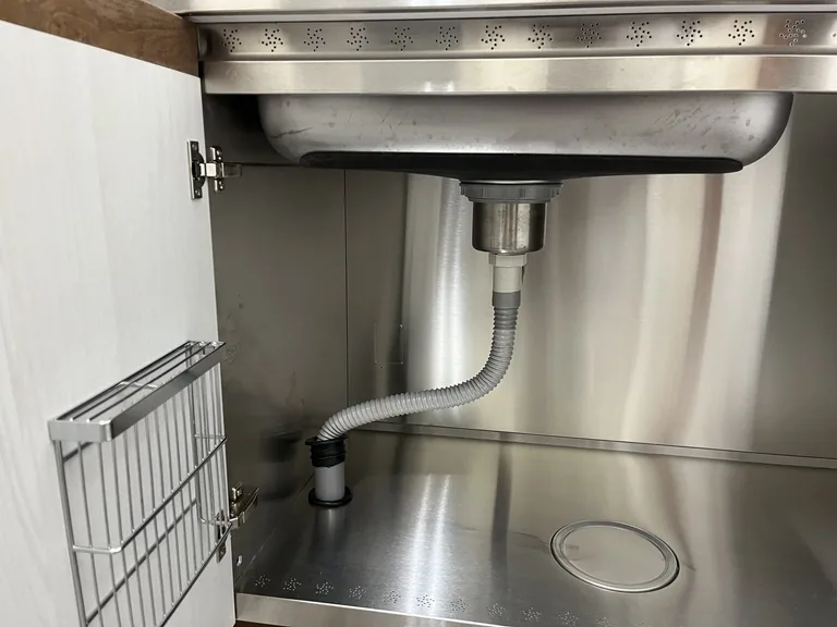 丁先生輕食廚房水槽櫃內排水與管線配置