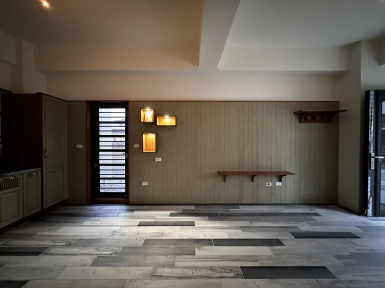 紅橡木皮壁板與展示燈箱完成後的生活空間全景