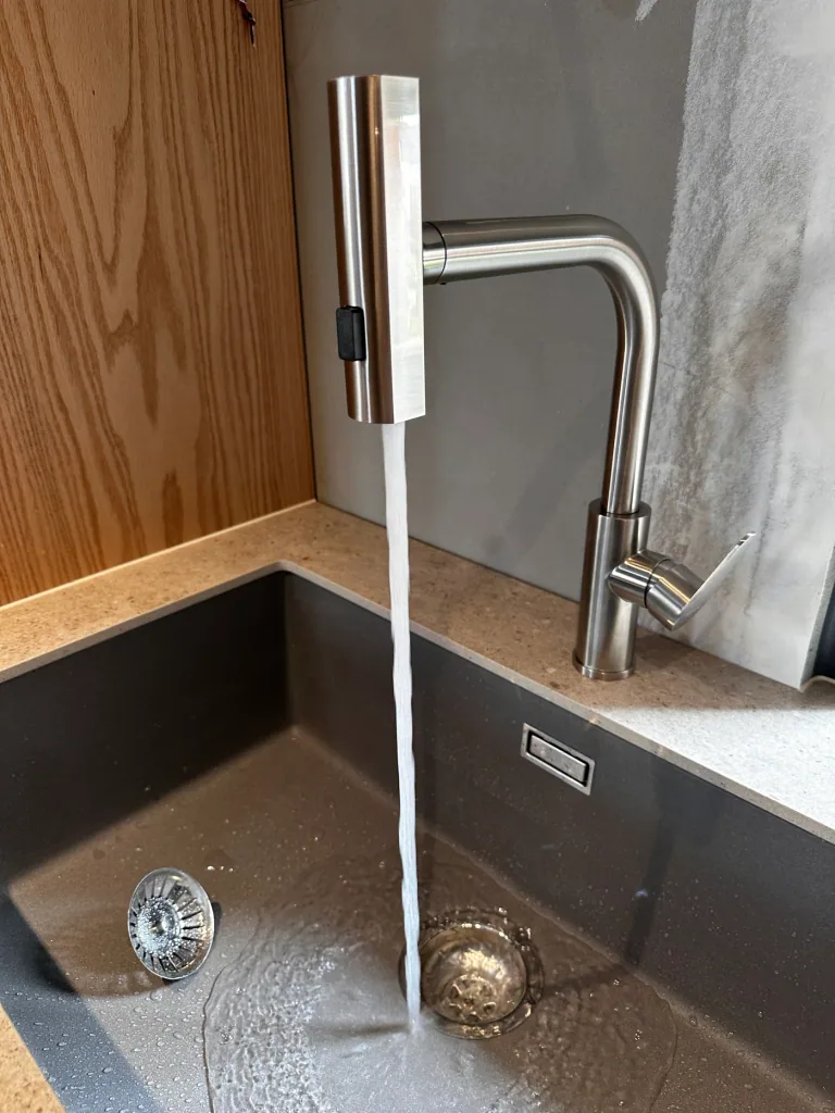 靠窗水槽水龍頭的集中水柱