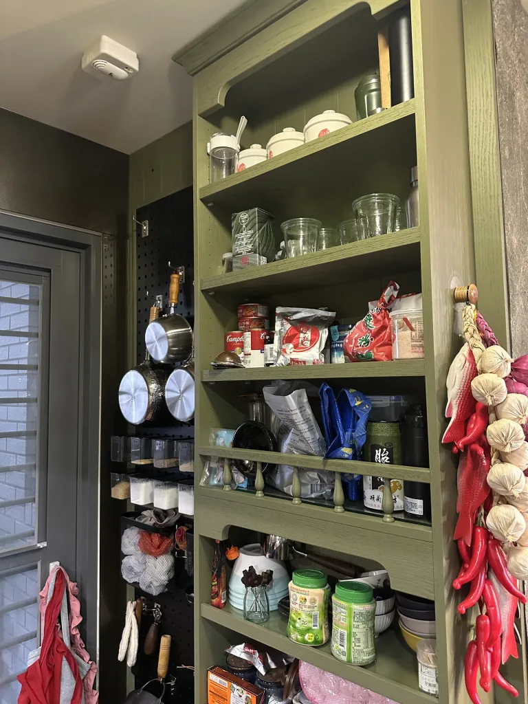 開放收納:常用餐具與食品依取用位置分層整理。 台中潭子廚房開放式餐具與食品收納