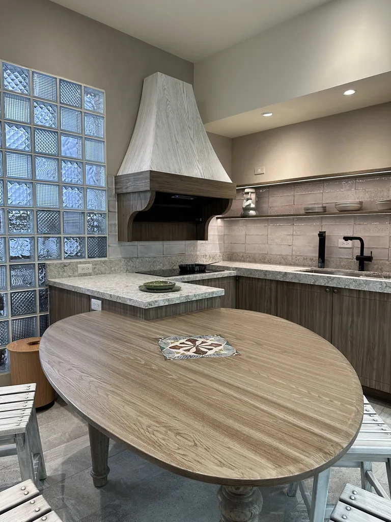 手作煙罩與橢圓餐桌的灰木質餐廚實景 3