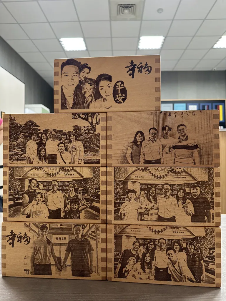 多件家人與朋友合照雕刻在榫接木盒上的排列展示