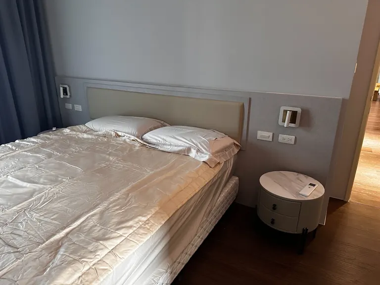 寬牆床頭　壁板與中央矩形框線形成床頭背景；本頁說明聚焦愛森負責的壁板與框線。